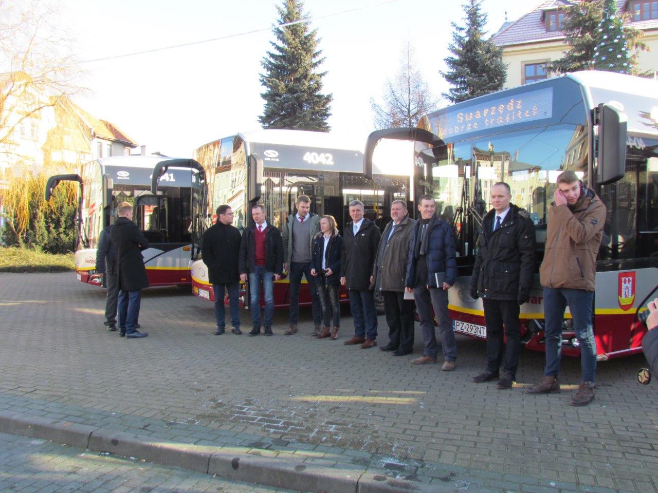 Nowe autobusy już w Swarzędzu 2 W prezentacji pojazdów wzięły udział władze miasta, przedstawiciele Swarzędzkiego Przedsiębiorstwa Komunalnego, któremu podlega komunikacja autobusowa oraz kierowcy autobusów.