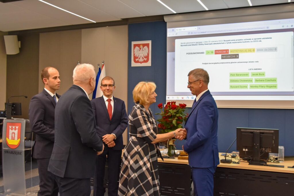 Gospodarz gminy z absolutorium i wotum zaufania 1 absolt. 3