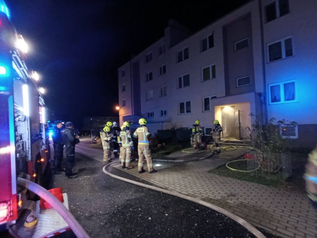 Pożar i ewakuacja w Uzarzewie! 1 pozar w bloku 2