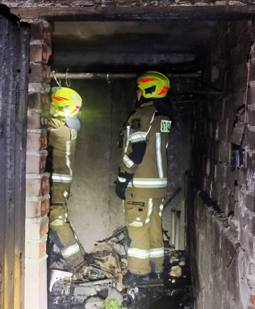 Pożar i ewakuacja w Uzarzewie! 2 pozar w bloku 3