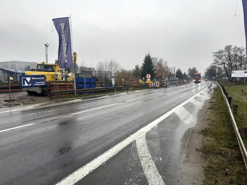 Trwa montaż wiaduktu na drodze wojewódzkiej! 11 Ligowiec3